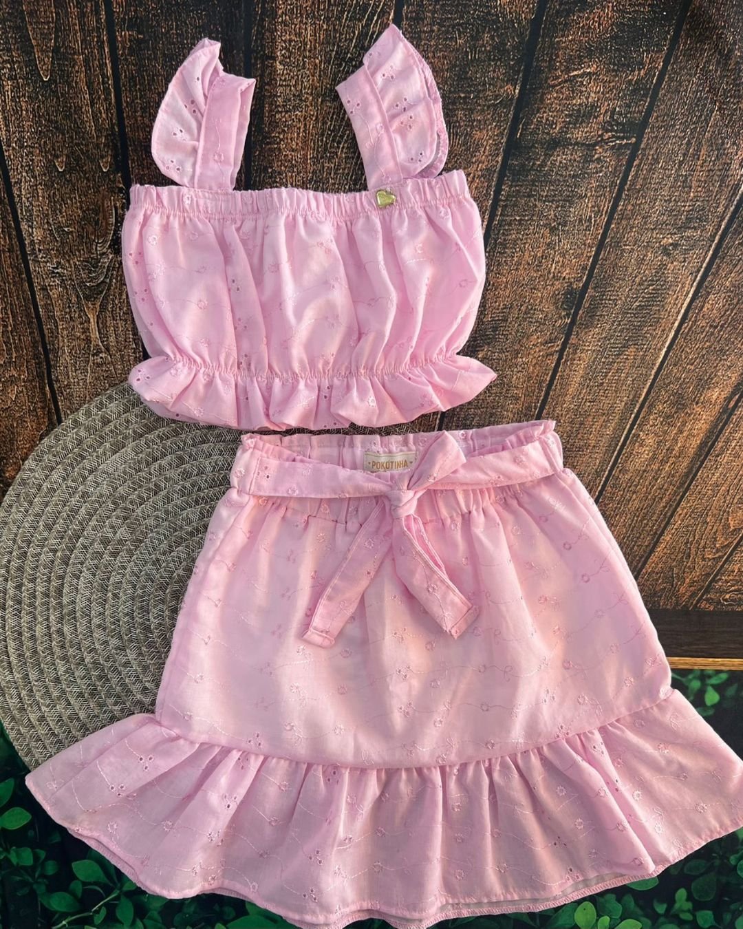 CONJUNTO INFANTIL COM CROPPED E SAIA